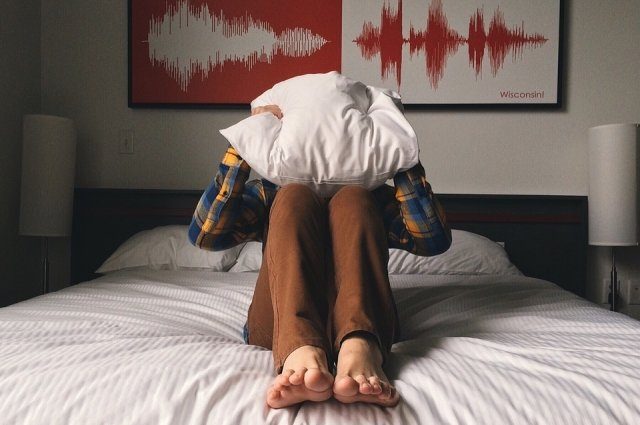 Справиться с бессонницей поможет жесткий режим сна