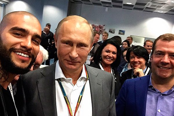 Селфи с Путиным взорвали Интернет