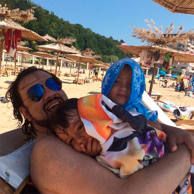 Киркоров резвится с детьми на пляже