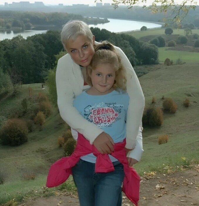 Как живёт и выглядит сегодня Анастасия Калманович в свои 53