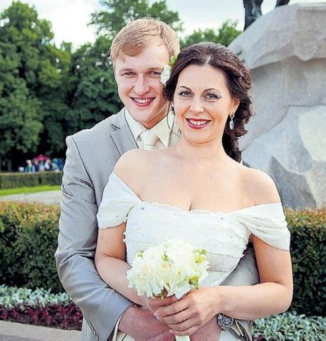 Актёры, которые нашли жён гораздо старше себя и счастливы вместе