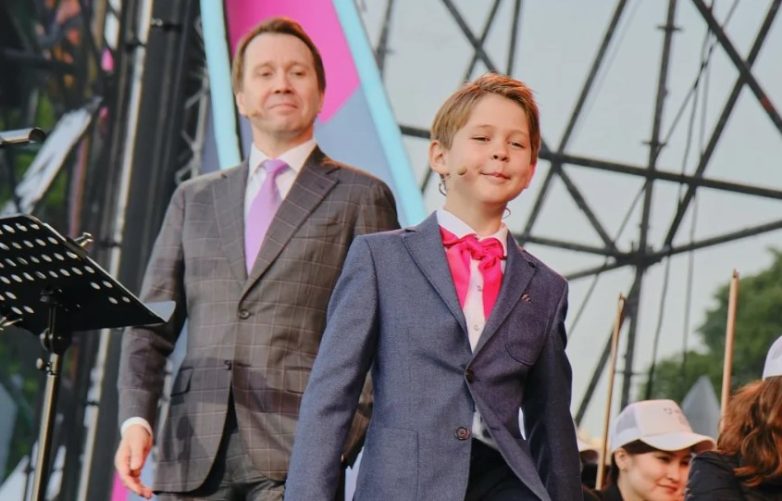 Как Евгений Миронов воспитывает сына от суррогатной мамы