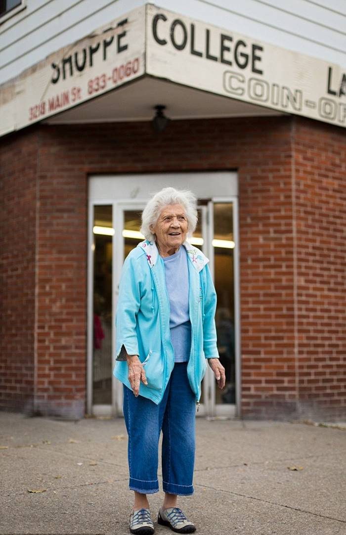 Эта 100-летняя женщина до сих пор работает в прачечной 11 часов в день