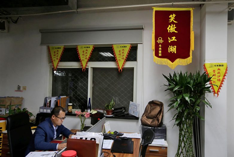 Китайские трудоголики теперь живут на работе
