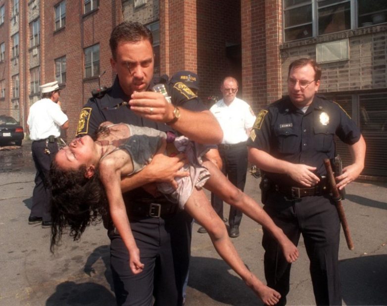 Этот полицейский спас девочку 18 лет назад. И теперь пришел на её выпускной