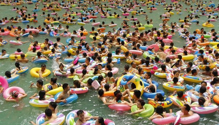 Как в аквапарке отдыхают 10.000 китайцев