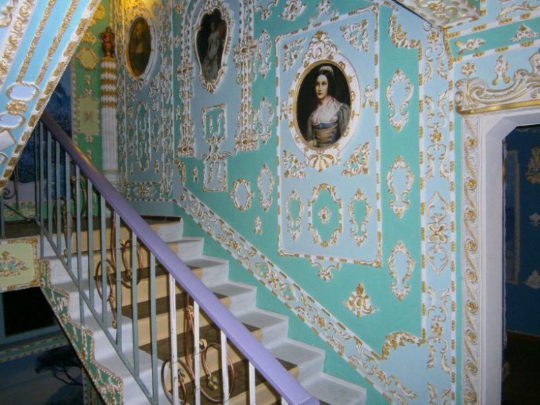 Как превратить свой подъезд в дворец 18-го века