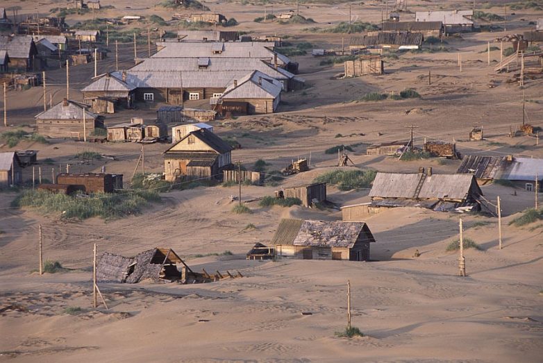 Шок! Это русское село заживо погребено под песчаными дюнами