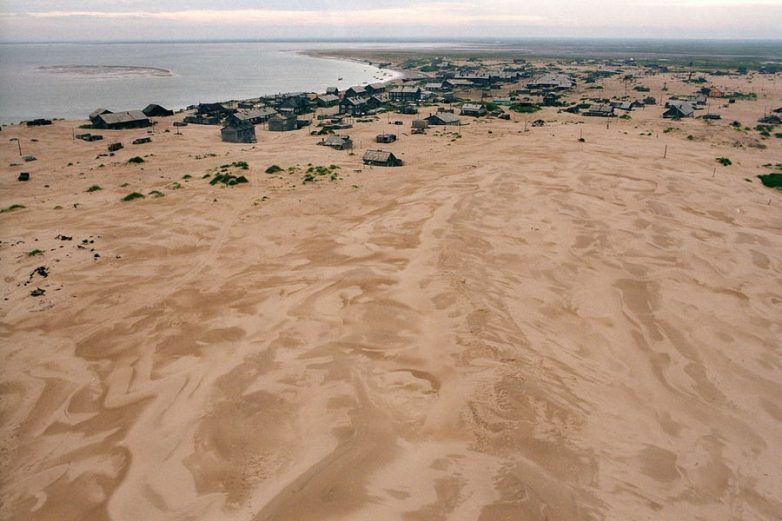Шок! Это русское село заживо погребено под песчаными дюнами
