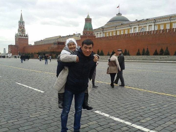 Житель Бишкека растрогал соцсети, исполнив мечту старенькой бабушки