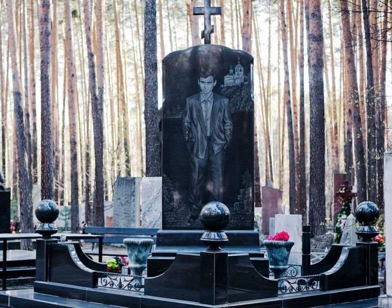 Роскошные надгробия бандитского Екатеринбурга
