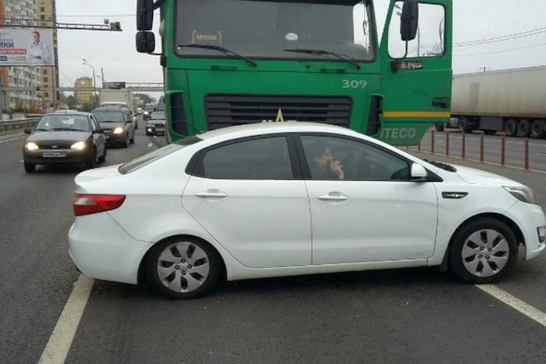 Как дальнобойщик прославился в Москве, протаранив фурой автомобиль автохама