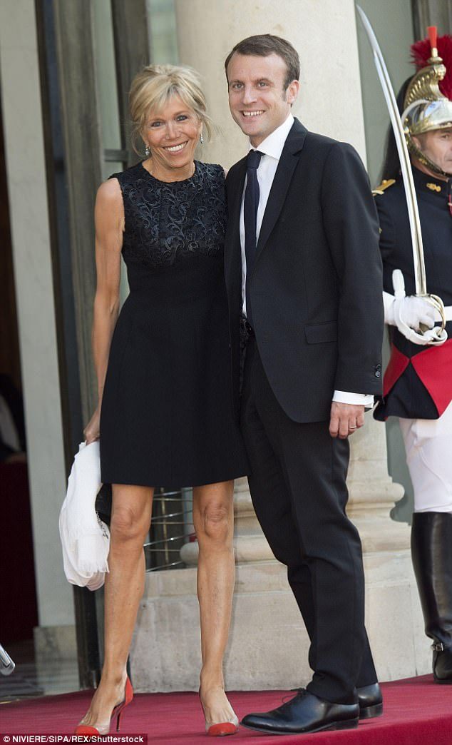 Будущий президент Франции женат на своей учительнице и нянчит её внуков