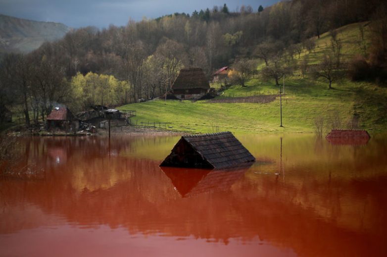 Румынская деревня, утопающая в промышленных отходах