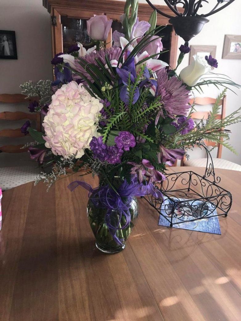 Она получила цветы от своего отца спустя 5 лет после его смерти