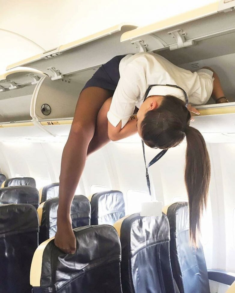 А вы знаете, что делают стюардессы перед взлетом?