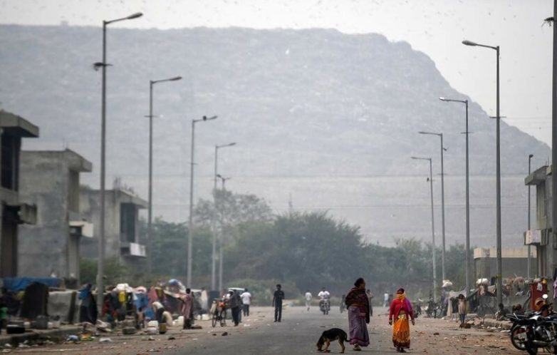 Шокирующая гора мусора в Индии скоро станет выше Тадж-Махала
