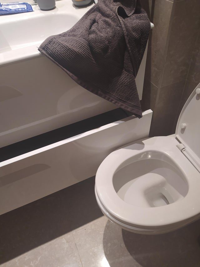 15 снимков туалетов и ванных комнат, чей дизайн оказался крайне чудным или даже опасным
