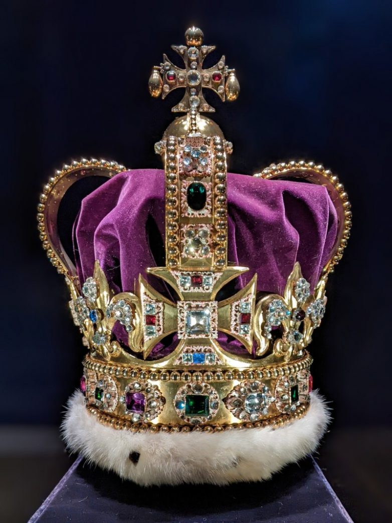 17 изумительных корон, которые украшали головы великих правителей