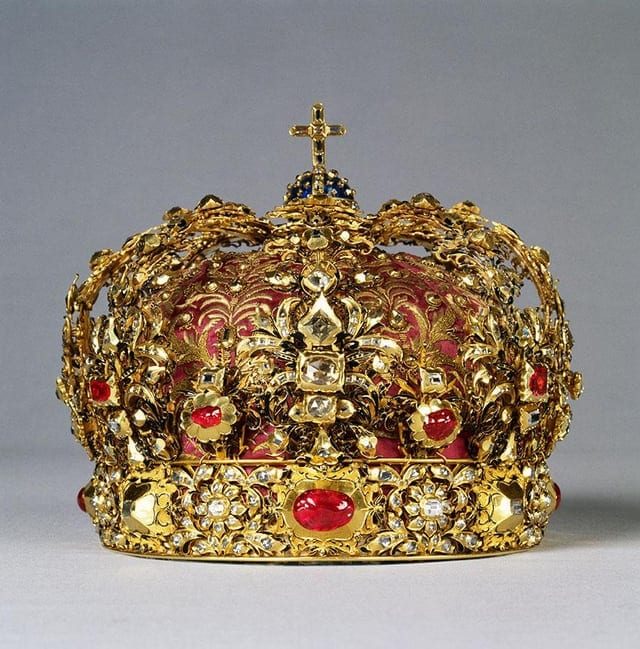 17 изумительных корон, которые украшали головы великих правителей