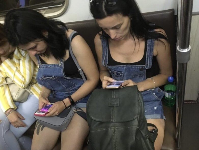 Девушки Москвы и Питера в необычных образах, которых сфотографировали в метро