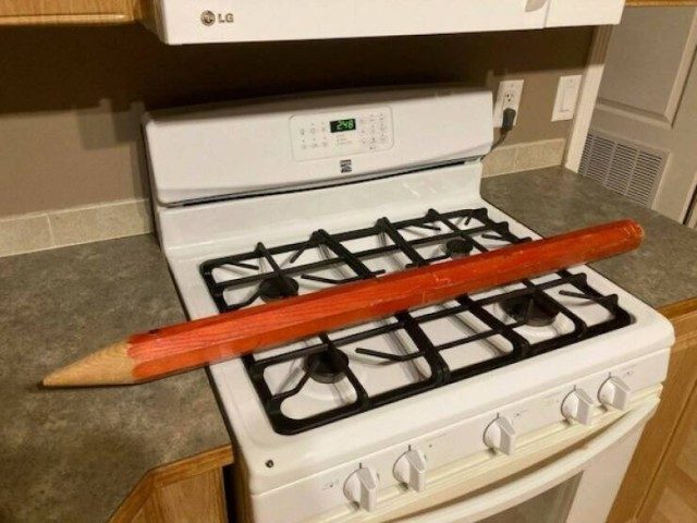 Маленький человек и гигантские предметы
