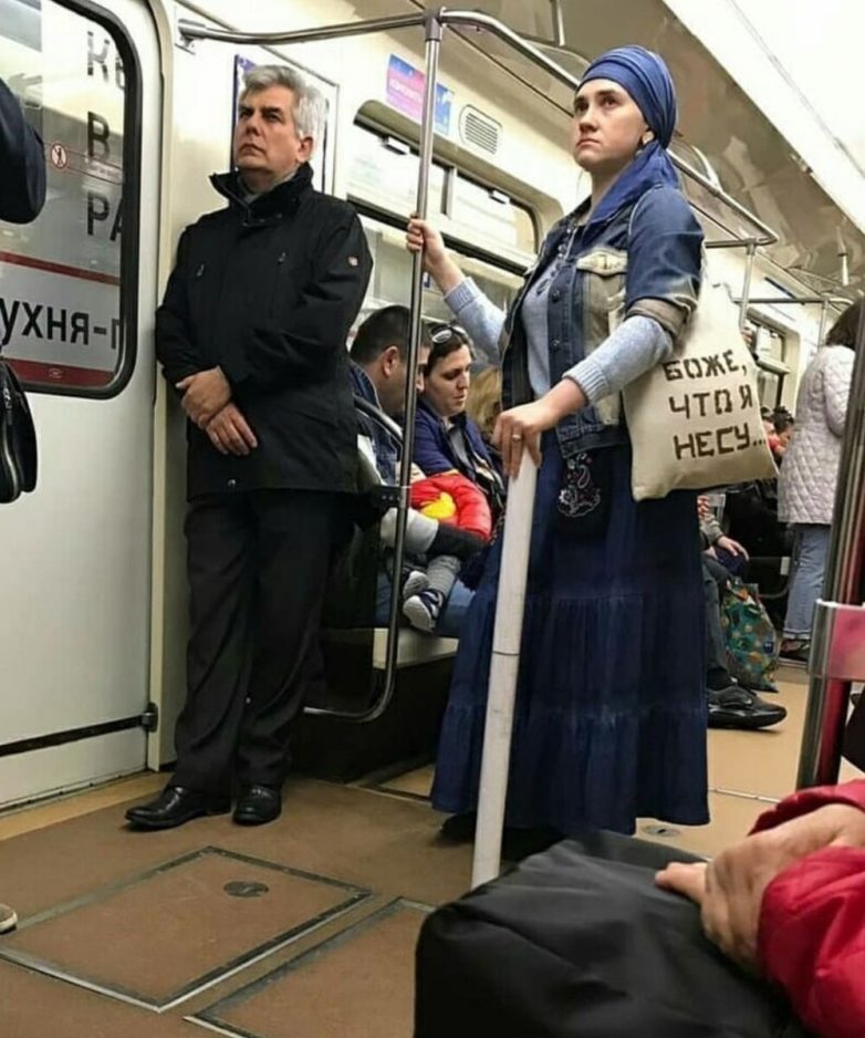 Редкие представители рода человеческого в самом обычном вагоне метро