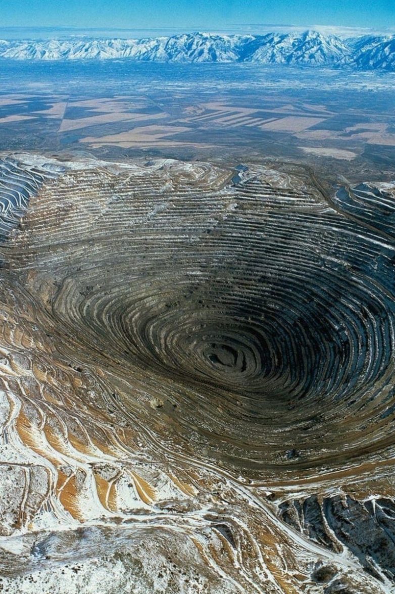 Кто продырявил земной шар? Это вход в параллельные миры? Фото, от которых становится не по себе