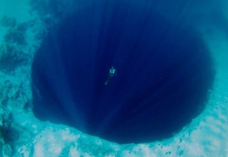 Кто продырявил земной шар? Это вход в параллельные миры? Фото, от которых становится не по себе