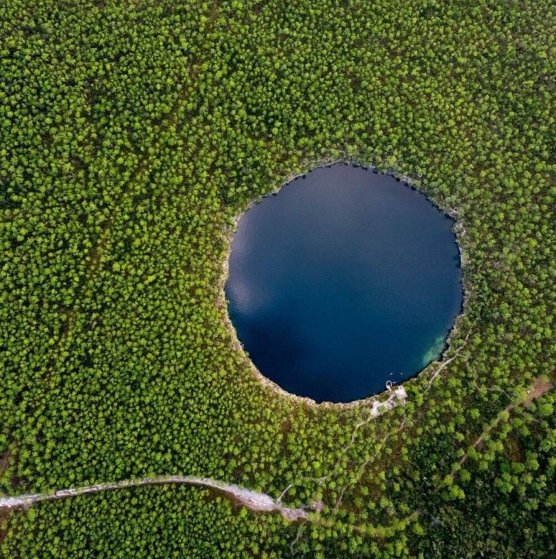 Кто продырявил земной шар? Это вход в параллельные миры? Фото, от которых становится не по себе