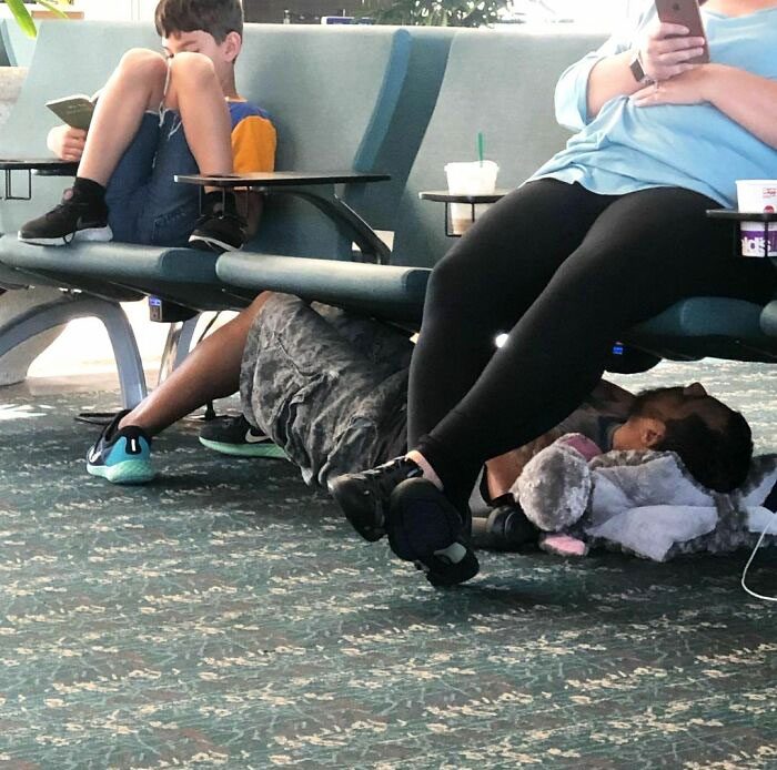 Весёлые фото из аэропортов, где ожидание рейса превратилось в приключение