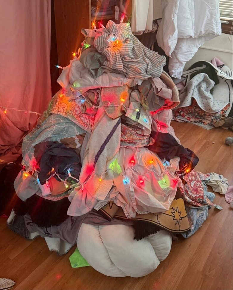 Отец с сыном придумали новогоднюю традицию - каждый год они ищут самую уродливую ёлку