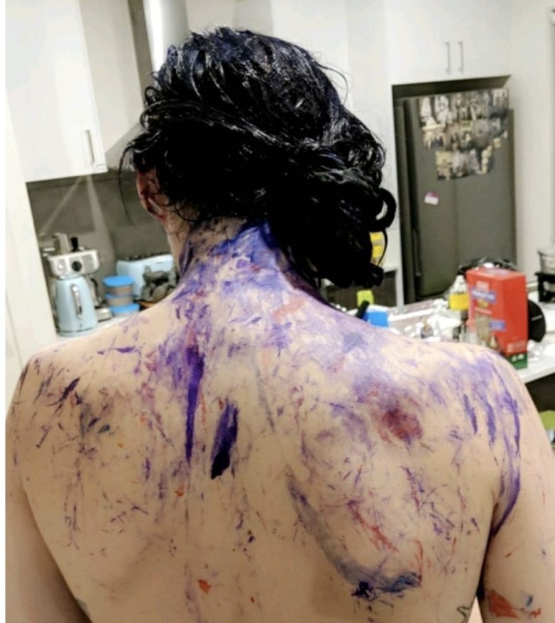 Фотографии девушек, которые решились сами покрасить волосы, но что-то пошло не так