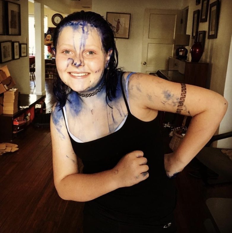 Фотографии девушек, которые решились сами покрасить волосы, но что-то пошло не так