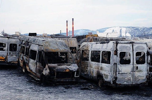 Сгоревшие микроавтобусы на улице Свердлова. Фото: bloger51.com