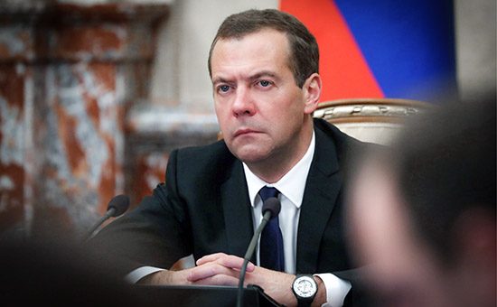 От Медведева потребовали делать или уходить