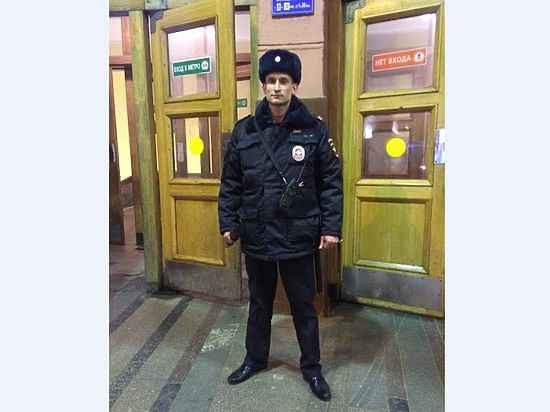 Полицейский спас женщину в метро