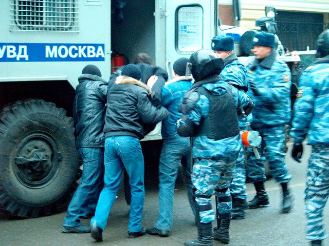 Московские полицейские арестовали строителей, решивших пожаловаться на невыплату зарплаты