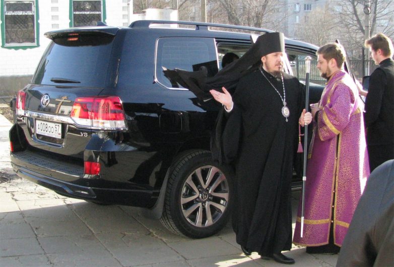 Орловский епископ пригрозил СМИ уголовным делом о «чувствах верующих» из-за статьи о его внедорожнике