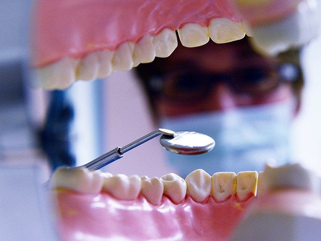 Стоматологу, удалившей пациентке 22 здоровых зуба, предъявлено обвинение