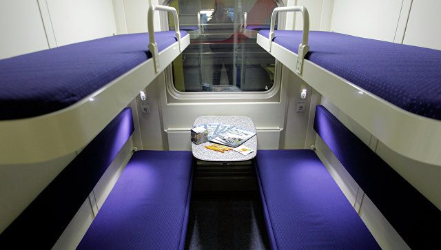 В РЖД разъяснили, могут ли пассажиры плацкарта с верхних полок сидеть на нижних