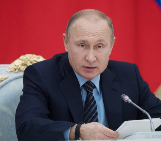 Путин подписал закон о ежемесячных выплатах при рождении первенца