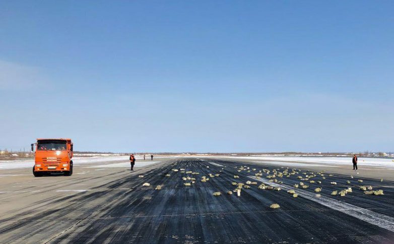 В Якутске из грузового Ан-12 при взлёте высыпались слитки золота