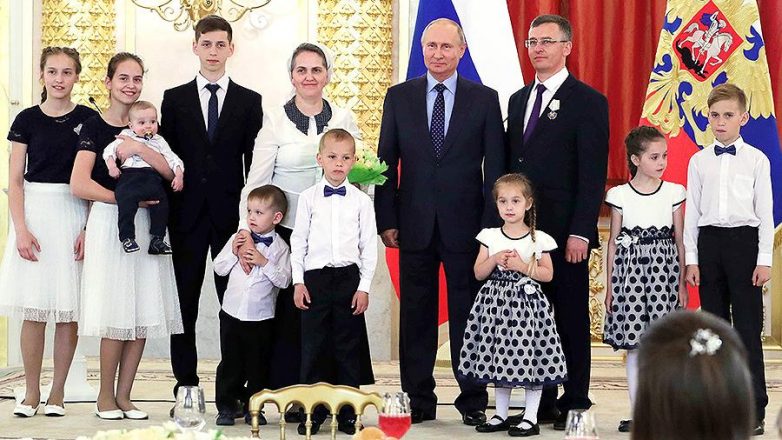 Путин дважды прервал свое выступление из-за плача ребенка
