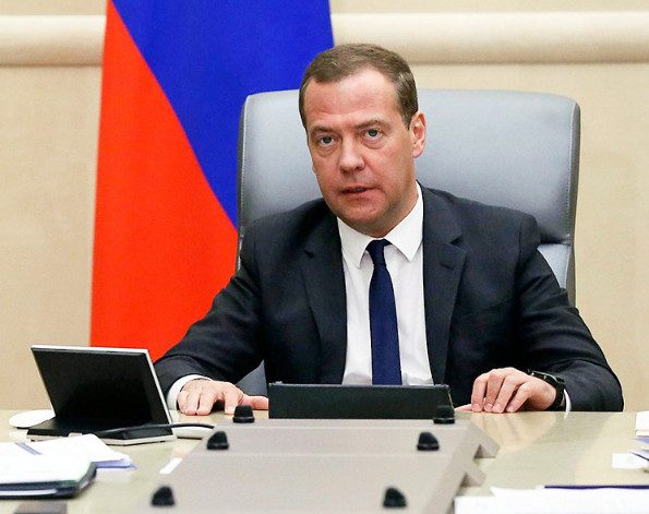 Переназначением Медведева на пост премьера недовольны половина россиянин