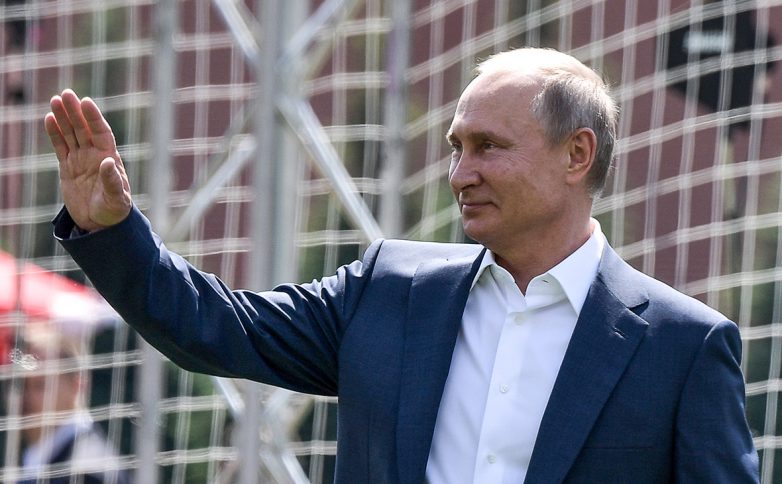 Путин поздравил российских футболистов с победой над Испанией
