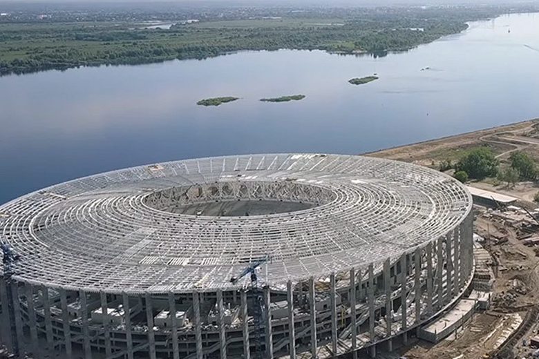 Рабочих, строивших стадион в Нижнем Новгороде к ЧМ-2018, кинули на 50 млн рублей: зарплаты пропали