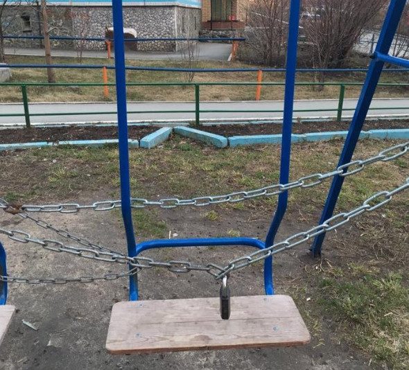 Новосибирский депутат снес детскую площадку после того, как жители не согласились отдать её под парковку
