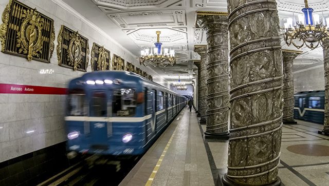 Полиция установила личность активистки, обливавшей мужчин отбеливателем в метро Петербурга