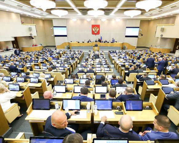 Дума приняла законы о штрафах за фейки и оскорбления власти в интернете